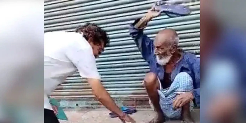 بھارتی سیاستدان کی بھکاری سے چپل مار آشیرواد کی ویڈیو وائرل