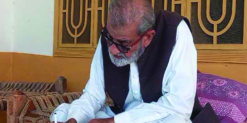 70 سالہ معراج زمان نے ایک سال میں ہاتھ سے قرآن مجید لکھ دیا