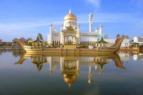 BWN Brunei Bandar Seri Begawan Omar Ali Saifuddien Mosque with stone boat and lagoon by day b