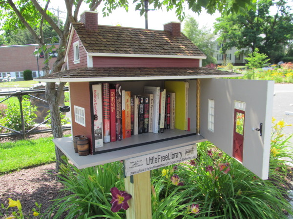 Little_Free_Library,_Easthampton_MA