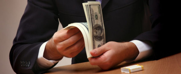 lender-with-money-in-hands